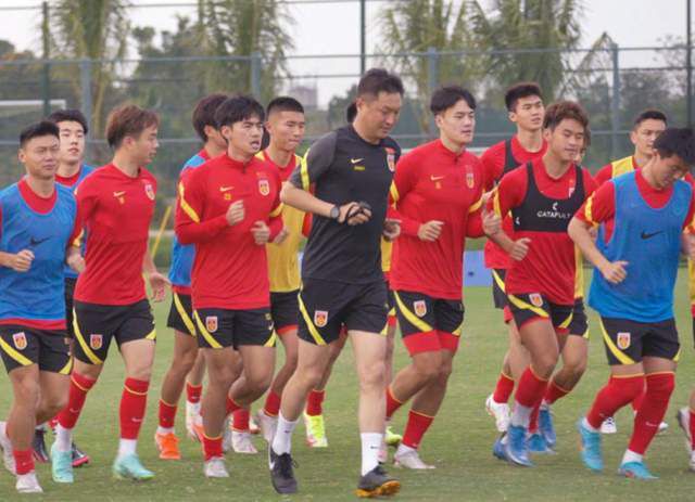 叶渺渺和季思博 引体向上